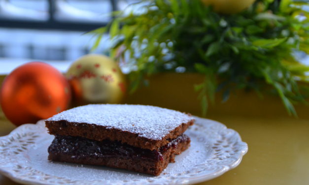 Quick plum–chocolate gingerbread cake