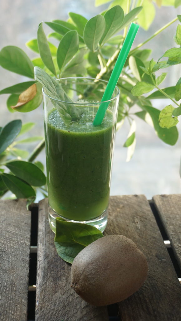 Green smoothie with spinach and kiwi