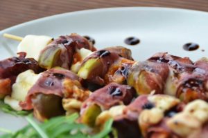 Ham, cheese and figs skewers