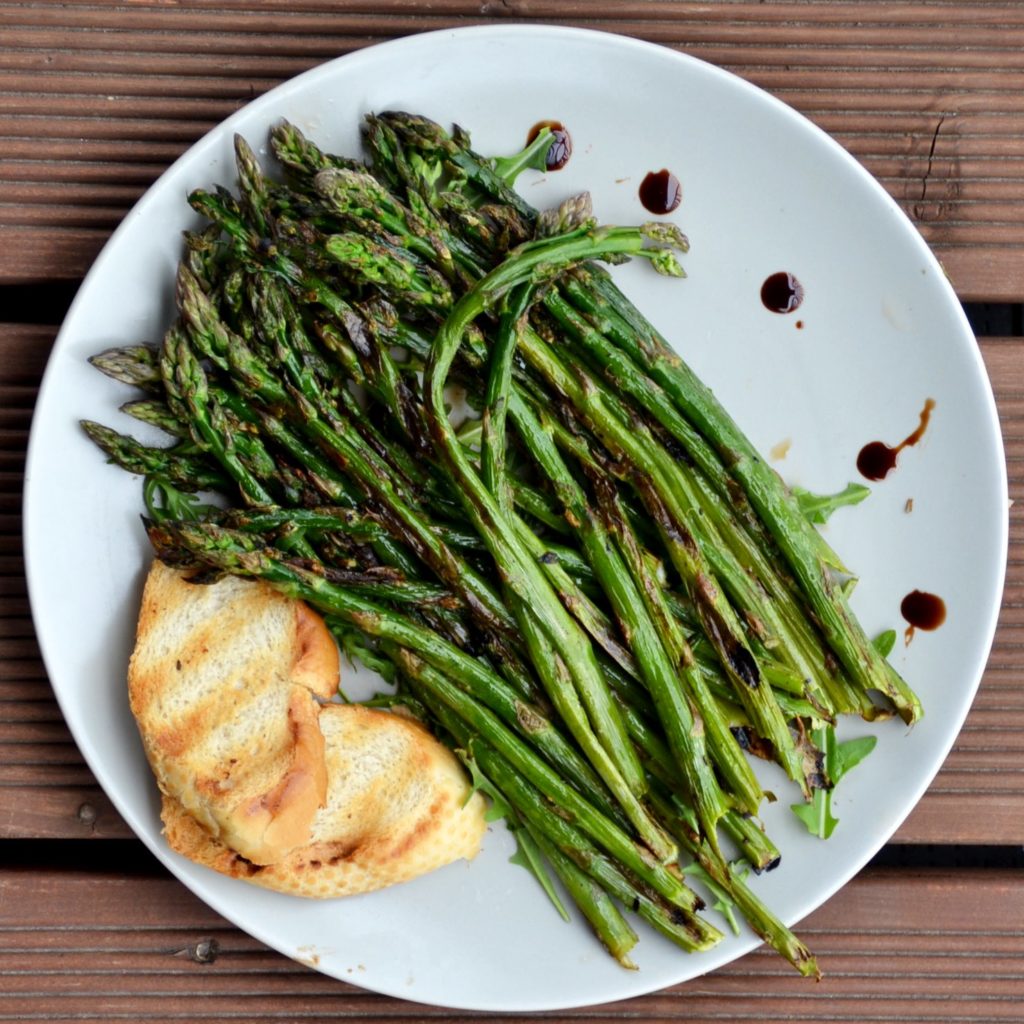 Grilled asparagus with toast