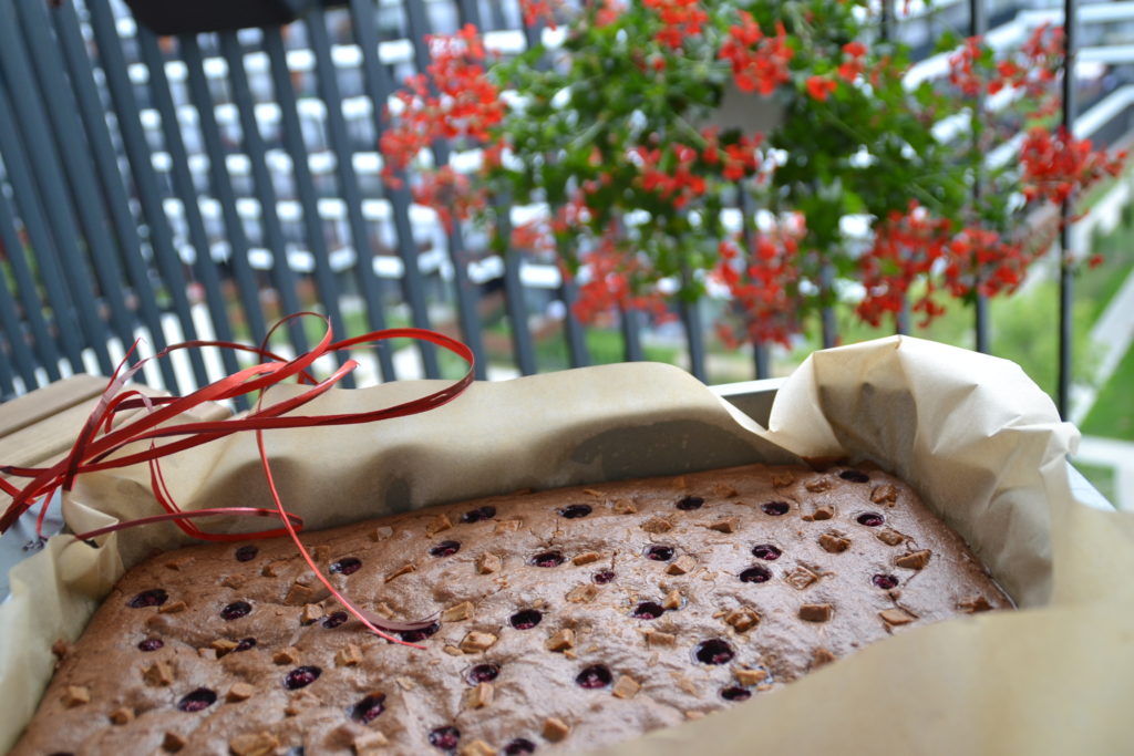 brownie with red currant