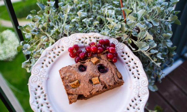 Брауни с красной смородиной